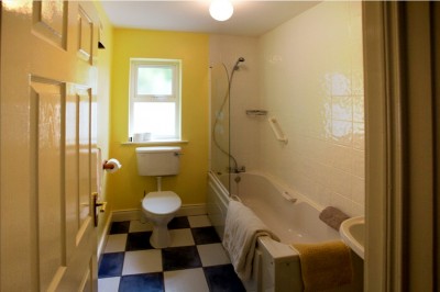 Main bathroom in the ground floor apartment at Árasáin Bhalor - 4 Star Self Catering Apartments & House, Falcarragh, County Donegal, Ireland