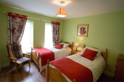 Twin bedroom in the ground floor apartment at Árasáin Bhalor - 4 Star Self Catering Apartments & House, Falcarragh, County Donegal, Ireland