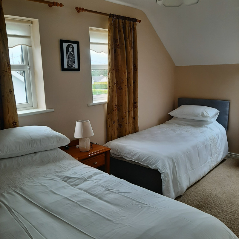 Ensuite bedroom in Suaimhneas house, Árasáin Bhalor - 4 Star Self Catering Apartments & Houses, Falcarragh, County Donegal, Ireland